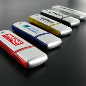 Clés USB grises et contour de couleur