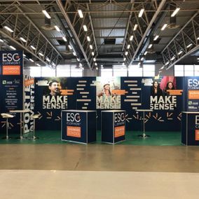 Stand publicitaire école spécialisée vue de face